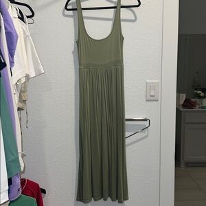 Aritzia Wilfred Square Neck Midi Dress size S Green pea colour